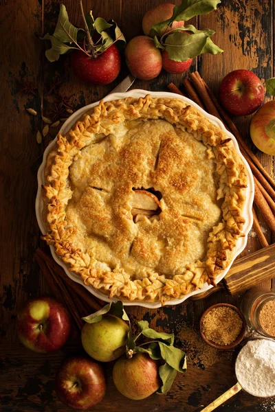 Tarta de manzana decorada con hojas de otoño — Foto de Stock