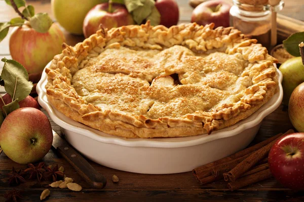 Elmalı turta sonbahar yaprakları ile dekore edilmiştir.