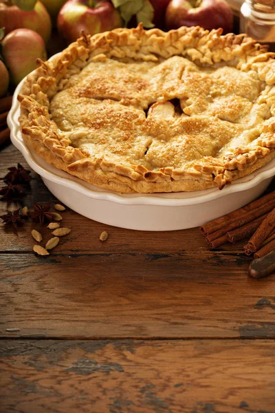 Elmalı turta sonbahar yaprakları ile dekore edilmiştir.