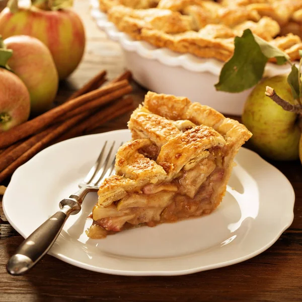 Pièce d'une tarte aux pommes sur une assiette — Photo