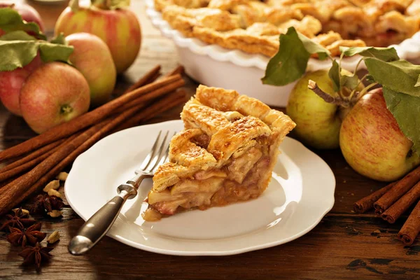 Pièce d'une tarte aux pommes sur une assiette — Photo