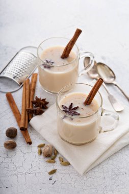 Kış baharatlar ile sıcak chai çay