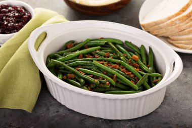 Şükran veya Noel akşam yemeği için pastırma ile yeşil fasulye