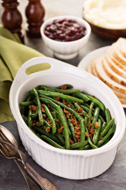Şükran veya Noel akşam yemeği için pastırma ile yeşil fasulye