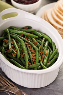 Şükran veya Noel akşam yemeği için pastırma ile yeşil fasulye