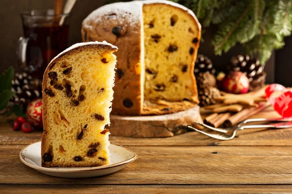 Panettone tradizionale natalizio con frutta secca — Foto Stock