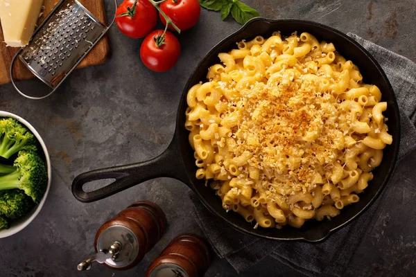 Macarrones y queso en una sartén de hierro fundido —  Fotos de Stock