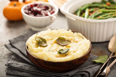 Tereyağı ve adaçayı ile patates püresi