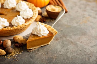 Kremalı balkabağı turtası.