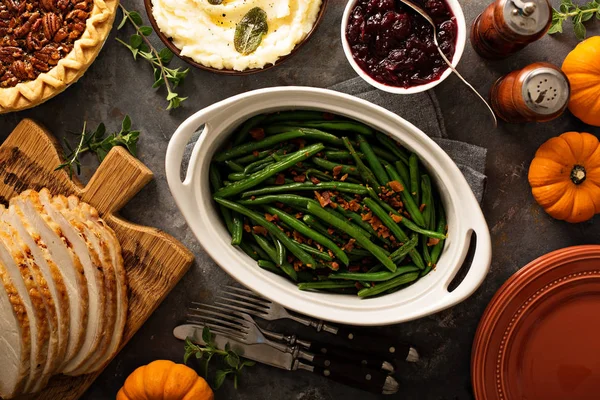 感謝祭やクリスマスのディナーのベーコンと緑の豆 — ストック写真