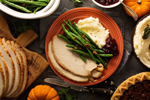Piatto del Ringraziamento con tacchino, purè di patate e fagiolini — Foto Stock