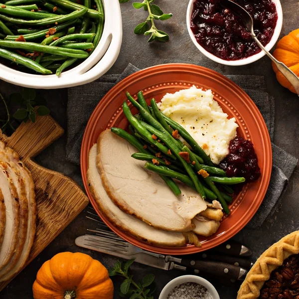 感謝祭、七面鳥、マッシュ ポテトと緑豆プレート — ストック写真