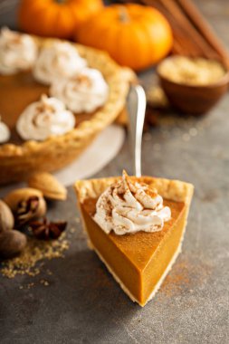 Kremalı balkabağı turtası.