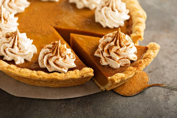 Tarte à la citrouille à la crème fouettée — Photo