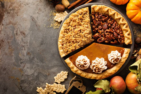 秋の伝統的なパイのカボチャ、ピーカン ナッツ、アップル ・ クランブル — ストック写真