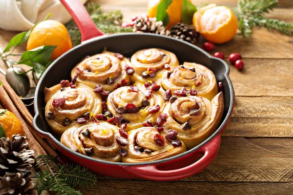 Versgebakken oranje en cranberry kaneel broodjes — Stockfoto