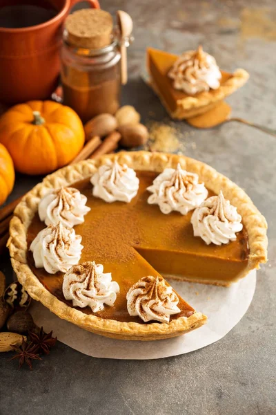 Tarte à la citrouille à la crème fouettée — Photo