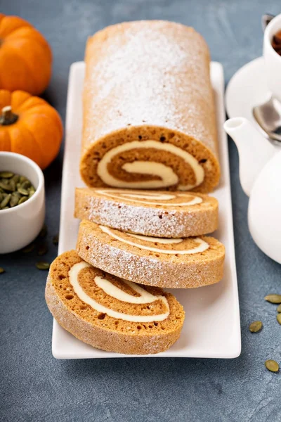 Rollo de calabaza con glaseado de queso crema — Foto de Stock