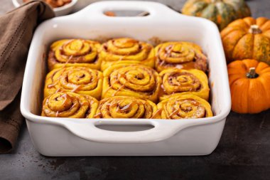 Bir seramik tabak içinde kabak tarçın rulo