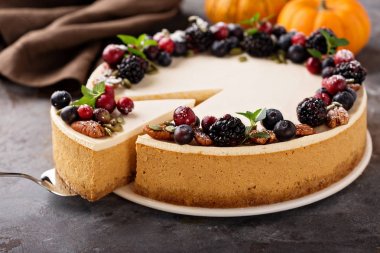 Ekşi krema tepesi ile kabak cheesecake