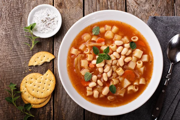 Вегетаріанський суп з мінестроном з макаронами та квасолею — стокове фото
