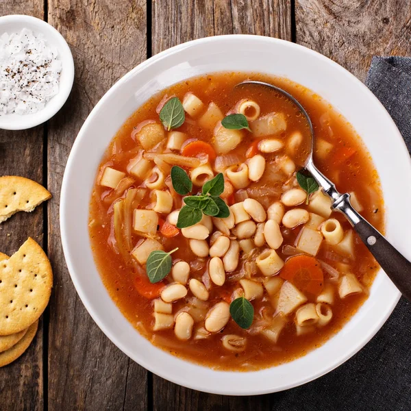 Vegetariánské minestrone polévka s těstovinami a fazole — Stock fotografie