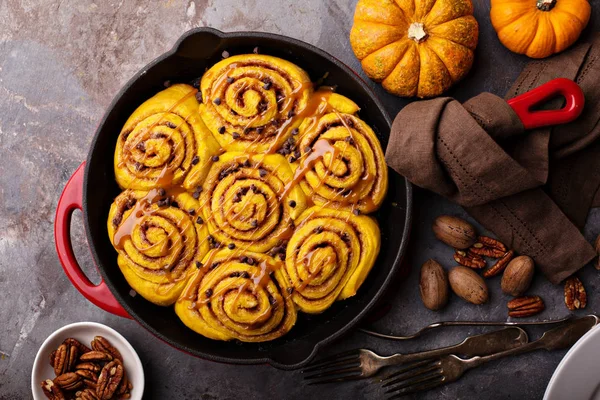 Rollos de canela de calabaza en una sartén de hierro fundido — Foto de Stock