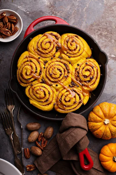 Rollos de canela de calabaza en una sartén de hierro fundido — Foto de Stock