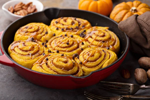 Rollos de canela de calabaza en una sartén de hierro fundido — Foto de Stock