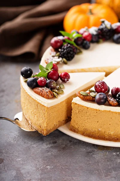 Pumpa cheesecake med gräddfil toppning — Stockfoto
