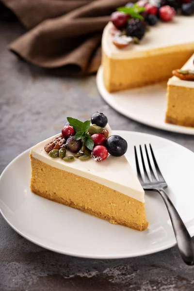 Bolo de queijo de abóbora com cobertura de creme azedo — Fotografia de Stock