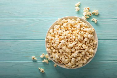 Beyaz bir kase kaşar peynirli patlamış mısır