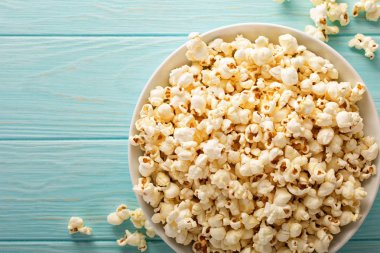 Beyaz bir kase kaşar peynirli patlamış mısır