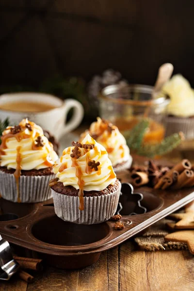 Gingerbread homens cupcakes com caramelo — Fotografia de Stock