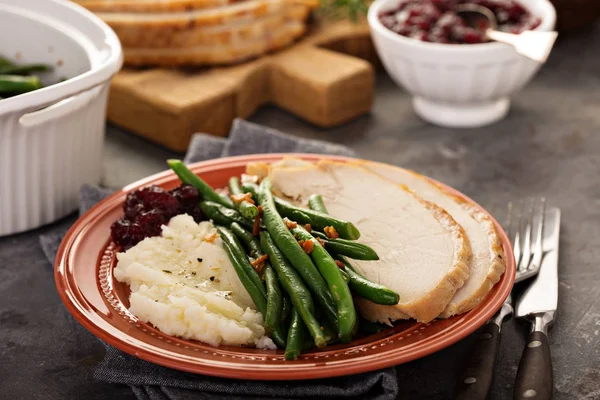 Тарелка на День благодарения с индейкой, картофельным пюре и зеленой фасолью — стоковое фото