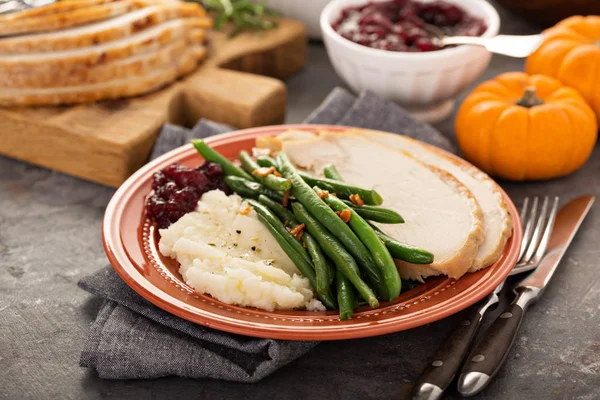 Тарелка на День благодарения с индейкой, картофельным пюре и зеленой фасолью — стоковое фото