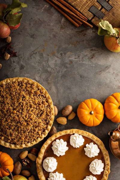 秋の伝統的なパイのカボチャ、ピーカン ナッツ、アップル ・ クランブル — ストック写真