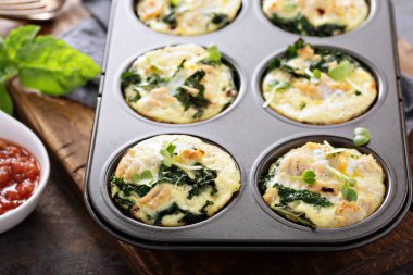 Yüksek protein yumurta muffins kale ile