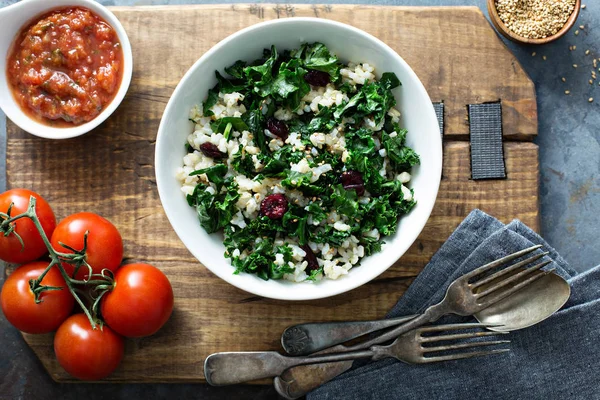 Salada de couve quente com arroz integral e cranberry — Fotografia de Stock