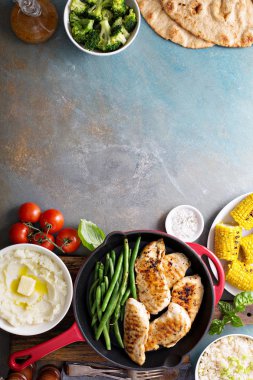 Bir tavada yeşil fasulye ile ızgara tavuk