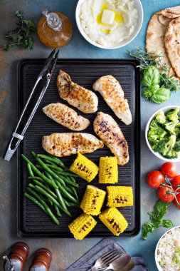 Bir tavada yeşil fasulye ile ızgara tavuk