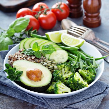 Quinoa ve avokado ile yeşil vegan yemek kase