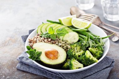 Quinoa ve avokado ile yeşil vegan yemek kase