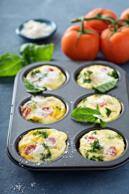 Sağlıklı yumurta kekler, mini Frittata domates ile