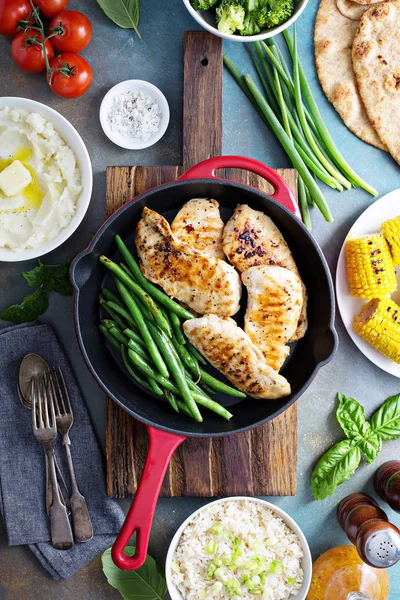 フライパンに豆と鶏のグリル — ストック写真