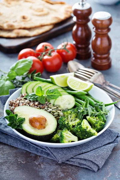 Green vegan lunch bowl with quinoa and avocado — Stock Photo, Image