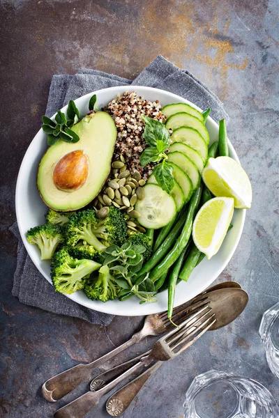 Comedor vegano verde con quinua y aguacate —  Fotos de Stock