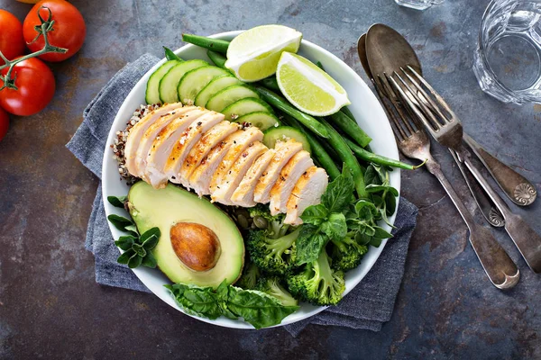 Green vegan lunch bowl with quinoa and avocado — Stock Photo, Image