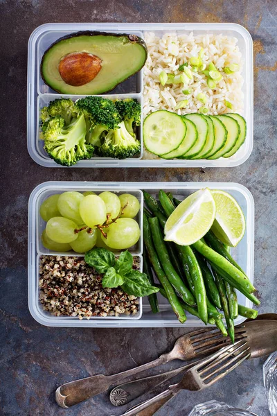 素食者绿色膳食准备容器与米和蔬菜 — 图库照片