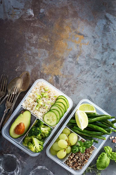 素食者绿色膳食准备容器与米和蔬菜 — 图库照片
